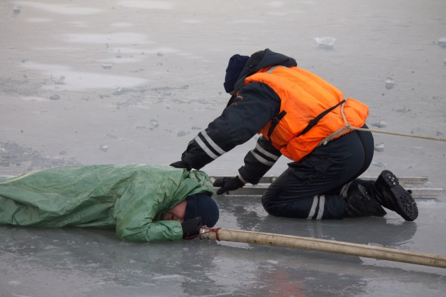 Рыбак провалился под лёд на Содышке