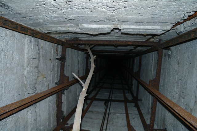 Во Владимире женщина упала в шахту лифта с 14 этажа и погибла