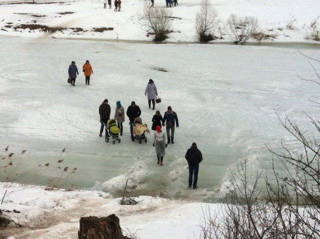 Жители Суздаля рискуя жизнью переходят реку Каменку по льду