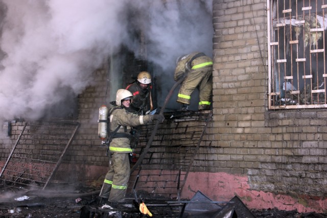 Из пожара в квартире на улице Проспект Строителей вытащили двоих человек