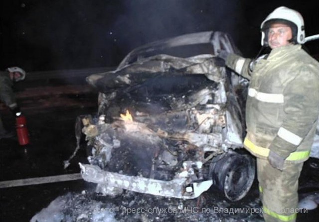 Водитель не смог выбраться из собственного авто и сгорел в салоне